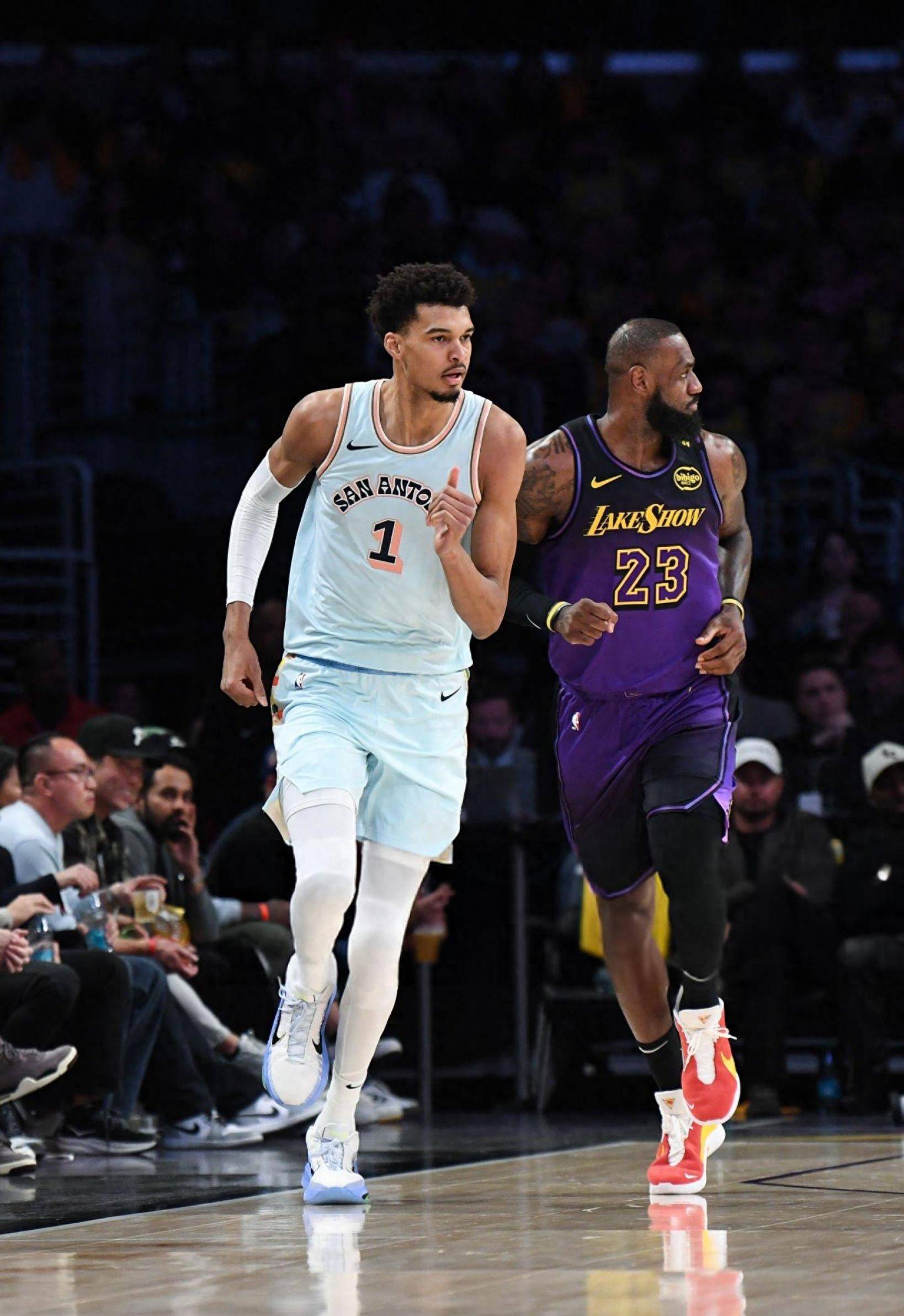 包含曼联强势横扫湖人晋级半决赛，状态火热！！的词条-九游游戏盒