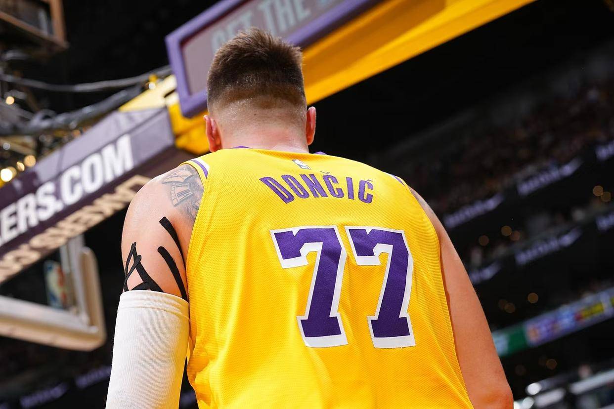 关于塔图姆在湖人比赛中夺冠，战术调整引发热议！赢得满堂喝彩的信息-九游游戏中心